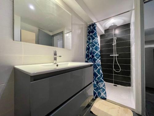 une salle de bain avec un lavabo et une douche dans l'établissement Duplex de bezons - parking - Entre centre-ville et cité médiévale, à Carcassonne