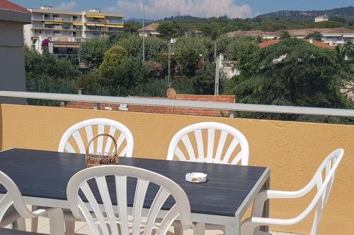 a table and chairs on a balcony with a view at Duplex apartment with beautiful sea view in Saint-Raphaël