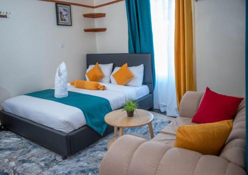 un dormitorio con una cama y un sofá en Studio furnished Apartments Naivasha, en Naivasha