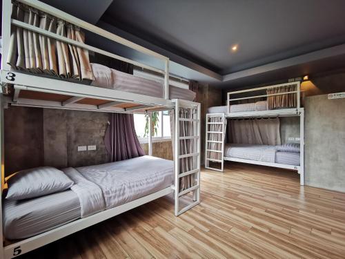 Postel nebo postele na pokoji v ubytování Hi Samui Hostel