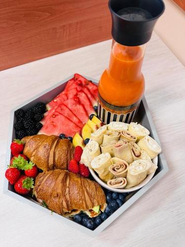 ein Tablett mit Speisen, dazu ein Teller mit Gebäck und Obst in der Unterkunft Zagroda Kopytkowo in Ropica Górna