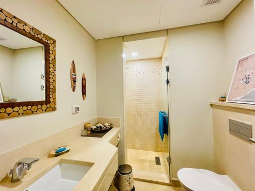 Koupelna v ubytování Mangroovy - Elgouna Authentic Designer shared home 2 BDR each with private bathroom for Kitesurfers with Pool View & Beach Access