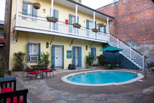 un patio con piscina frente a un edificio en Hotel St. Pierre French Quarter, en Nueva Orleans