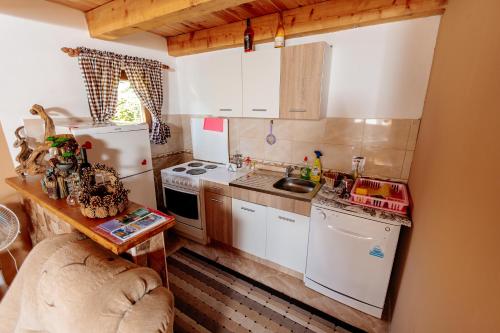 Kuchyň nebo kuchyňský kout v ubytování Household Ušćumlić - Oaza mira