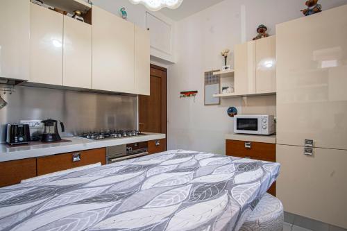 a kitchen with a bed in a room at Cà du Gian, ad un passo dal mare in Riva Trigoso