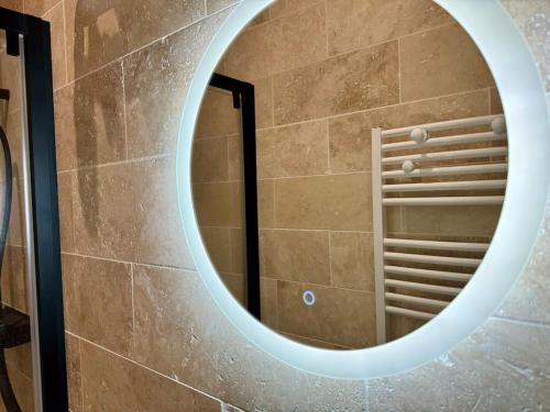 - un miroir dans la salle de bains avec un évent dans l'établissement Nouveau studio central Paris, à Paris