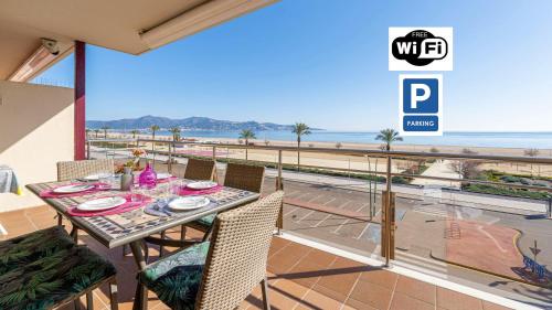 a dining table on a balcony with a view of the beach at Apart-rent Apartamento Mirablau 0085 in Empuriabrava