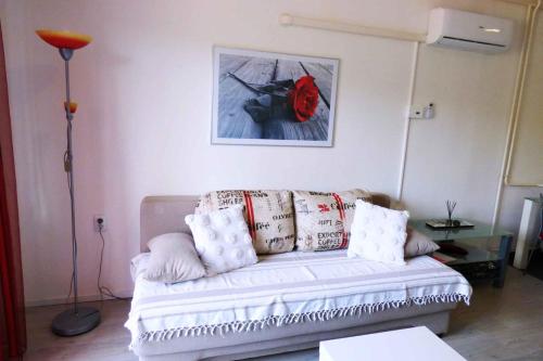 salon z białą kanapą z poduszkami w obiekcie Apartmani Leonardo in Rabaca 36488 w Rabacu