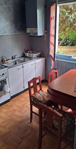 - une cuisine avec une table, une table et des chaises dans l'établissement La baraquette turquoise, à Sète