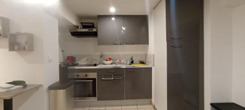 une cuisine avec des armoires en acier inoxydable et un évier dans l'établissement Maison familiale avec une chambre, salon et cuisine, nous vous proposons un appartement Avec tout équipé et ménage, à Aubervilliers