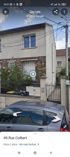 une voiture garée devant une maison dans l'établissement Maison familiale avec une chambre, salon et cuisine, nous vous proposons un appartement Avec tout équipé et ménage, à Aubervilliers