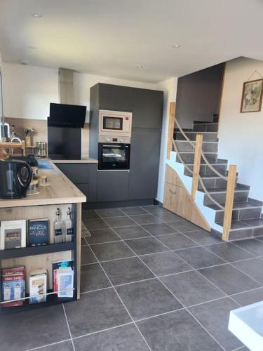 - une cuisine avec un escalier et une kitchenette dans l'établissement Maison cosy jardins et détente, à Montélimar