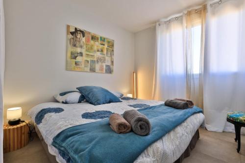 une chambre avec un lit avec des serviettes dessus dans l'établissement Appartement avec toit terrasse équipé au centre Saint Tropez vue mer, à Saint-Tropez