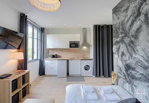 Il dispose d'une cuisine et d'un salon avec un canapé. dans l'établissement La Jonquille - A 2 min de Tours, à Tours