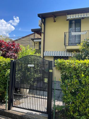 a black gate in front of a house at A Nest 4 Family in Erba