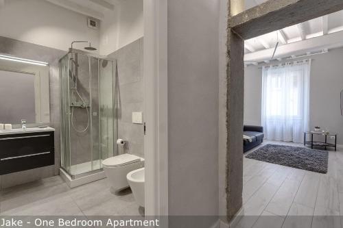une salle de bain avec une douche, des toilettes et un lavabo dans l'établissement Jake & Francis Apartments by Mamo Florence, à Florence