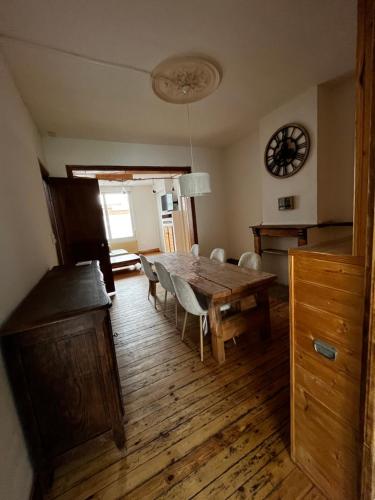 une salle à manger avec une table et des chaises en bois dans l'établissement Maison 3 chambres à 10 minutes du port et de la plage, à Dunkerque