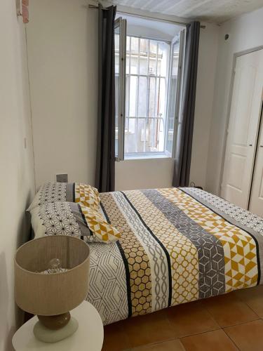 une chambre avec un lit et une fenêtre dans l'établissement Studio la ciotat, à La Ciotat