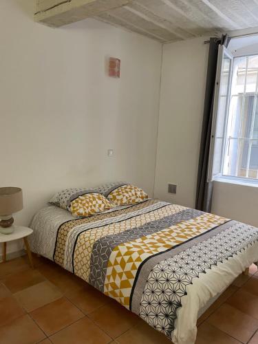 une chambre avec un lit et une fenêtre dans l'établissement Studio la ciotat, à La Ciotat