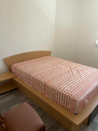 Ce petit lit se trouve dans une chambre dotée d'un canapé-lit. dans l'établissement Le coins sympa, à Lyon