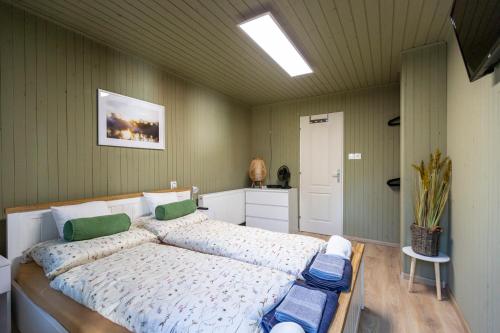 Postel nebo postele na pokoji v ubytování Park Apartman