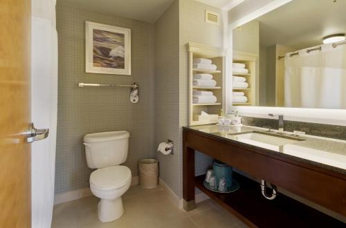 uma casa de banho com um WC e um lavatório em Holiday Inn Express Hotel & Suites Warwick-Providence Airport, an IHG Hotel em Warwick
