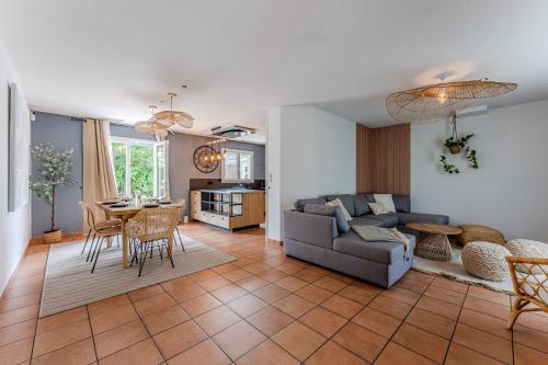 un salon avec un canapé et une table dans l'établissement La Bohème du Lac - Maison climatisée avec piscine, à La Teste-de-Buch