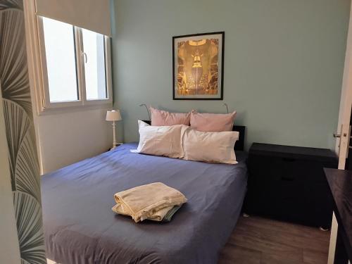 une chambre avec un lit avec une couverture dessus dans l'établissement Appartement St Martin, à Paris