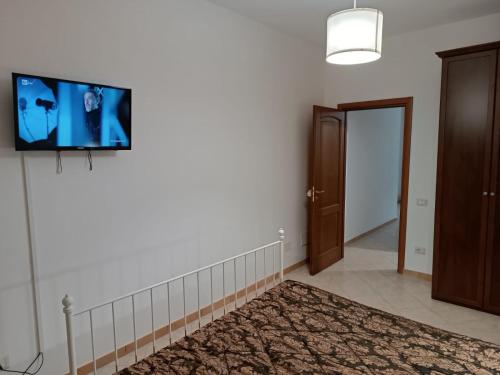 un salon avec une télévision à écran plat sur un mur dans l'établissement Adriatica 21 zona centrale, à Montalto di Castro