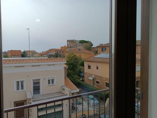 une vue d'une ville depuis un balcon dans l'établissement Adriatica 21 zona centrale, à Montalto di Castro