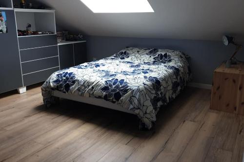 une chambre avec un lit avec une couette bleue et blanche dans l'établissement Etage privé dans maison, à Houilles