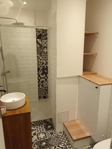 une petite salle de bain avec un lavabo et des toilettes dans l'établissement Centre ville, à Hyères