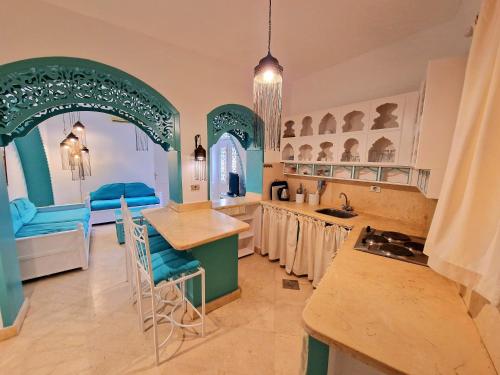 Posezení v ubytování Luxury Nubian Style 1-Bedroom in The Heart of El Gouna