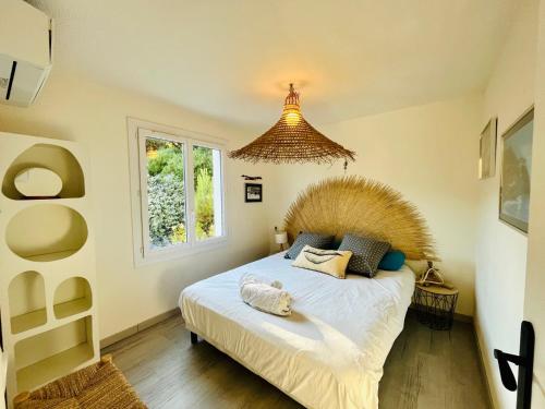 une chambre avec un grand lit et une fenêtre dans l'établissement Pleine vue mer, à La Seyne-sur-Mer