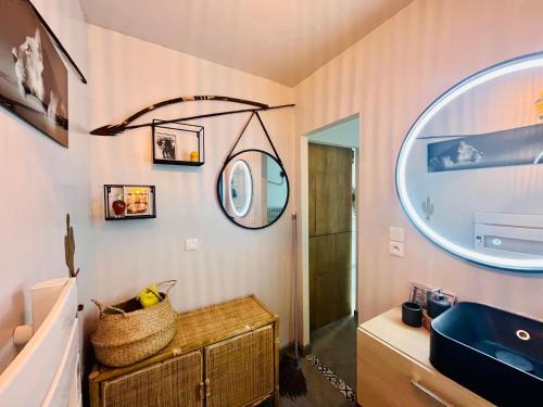 une salle de bain avec un lavabo et un miroir dans l'établissement Pleine vue mer, à La Seyne-sur-Mer