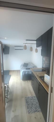 une chambre avec un lit et une cuisine avec une table dans l'établissement Chaleureux Studio, à Pontault-Combault
