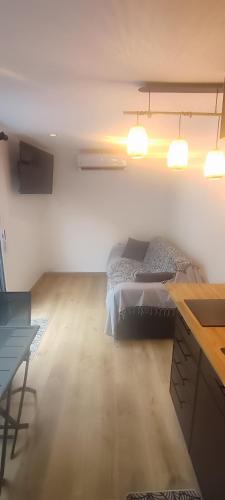 - une chambre avec un lit et deux lumières sur le mur dans l'établissement Chaleureux Studio, à Pontault-Combault