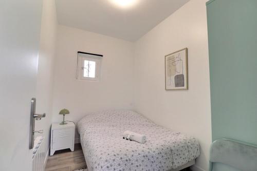 - une petite chambre blanche avec un lit et une fenêtre dans l'établissement Degemer - T1 Apartment in Charpennes - Villeurbanne, à Villeurbanne