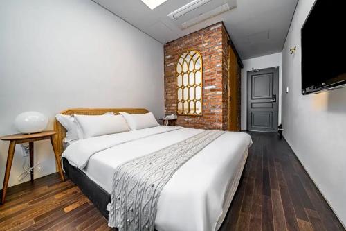 a bedroom with a large white bed and a window at 케일라호텔 in Uijeongbu