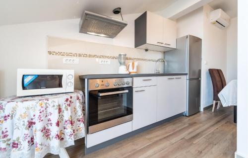 2 Bedroom Amazing Apartment In Biograd Na Moru