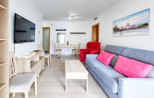 カディスにあるStunning Apartment In Cadiz With Wifiのソファのあるリビングルームとダイニングルーム