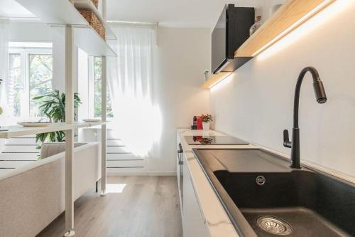 una cocina con fregadero y encimera en Libra Light, en Udine