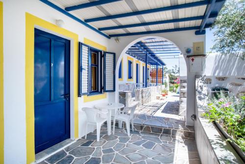 Φωτογραφία από το άλμπουμ του Studios Prombona To Petrino Spiti στον Λογαρά