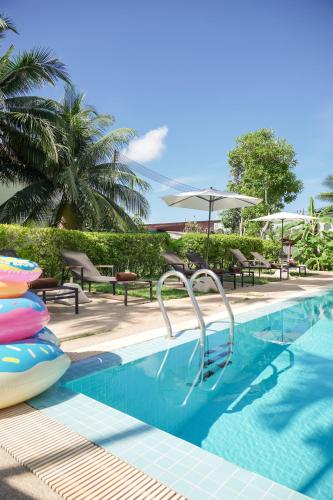 a swimming pool with an inflatablebestosbestosbestosbestosbestosbestos at Isara Nai Yang resort in Nai Yang Beach