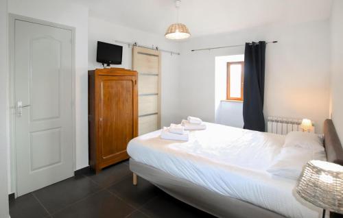 Cama o camas de una habitación en Lovely Home In Privas With Sauna