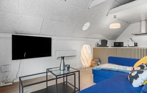 Μια τηλεόραση ή/και κέντρο ψυχαγωγίας στο Awesome Home In Toftlund With Wifi