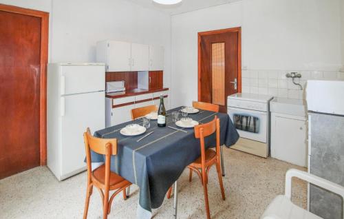Il comprend une cuisine équipée d'une table avec deux chaises et d'un réfrigérateur. dans l'établissement 2 Bedroom Stunning Home In Burzet, à Burzet