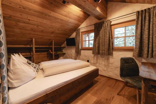 Giường trong phòng chung tại Alpine Chalet Stern