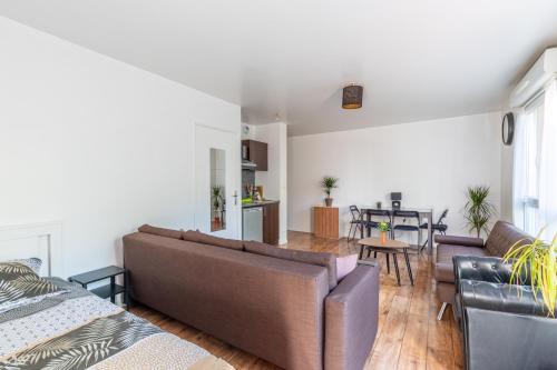 un salon avec un canapé et une table dans l'établissement Studio Disneyland Paris, à Montévrain