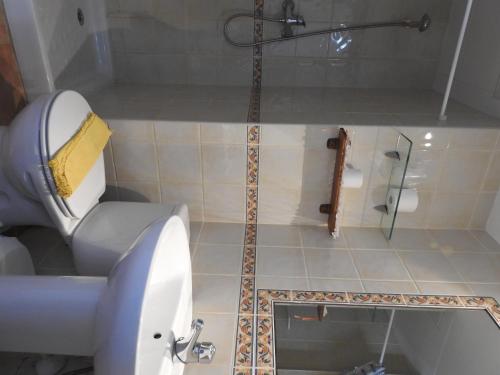 ein kleines Badezimmer mit Waschbecken und Dusche in der Unterkunft Cal Gasso Casa Rural con encanto en Delta del Ebro in El Poble Nou del Delta
